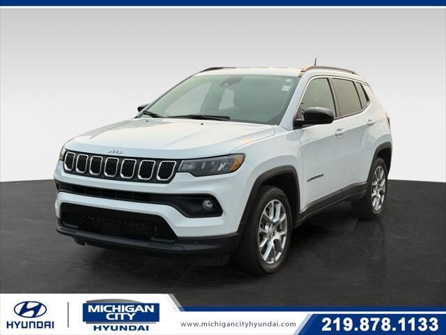 2023 Jeep Compass Latitude Lux — photo 1 of 13