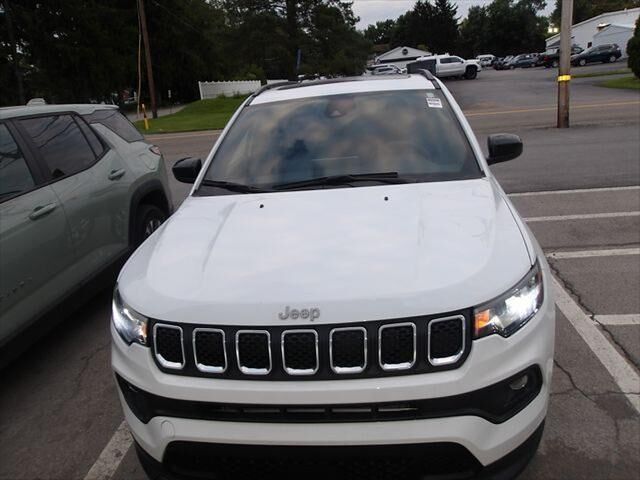 2023 Jeep Compass Latitude Lux — photo 1 of 4