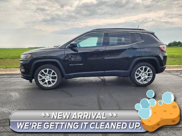 2023 Jeep Compass Latitude Lux — photo 1 of 13