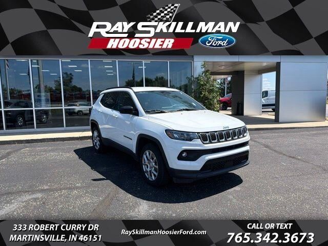 2023 Jeep Compass Latitude Lux — photo 1 of 39