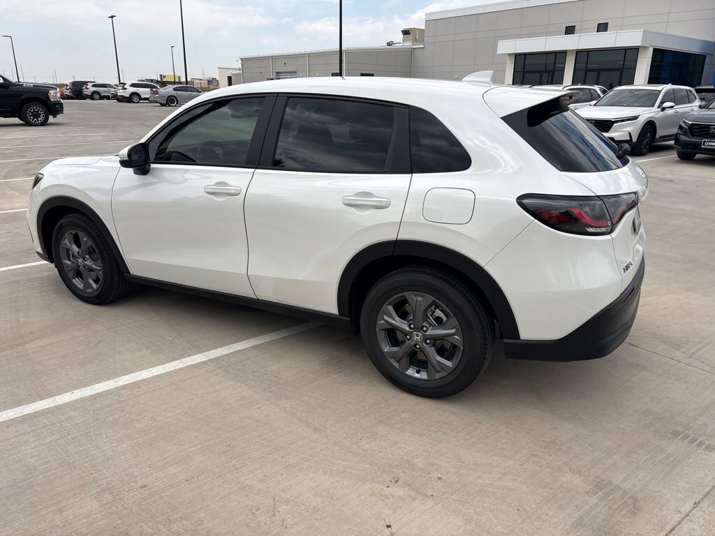 2027 Honda HR-V LX 2WD — photo 1 of 7
