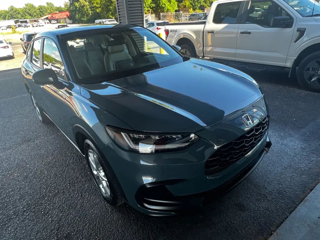 2025 Honda HR-V LX — photo 1 of 11