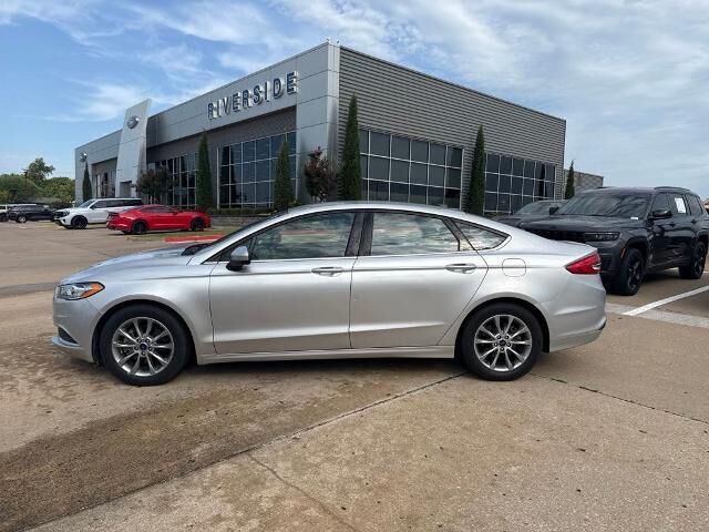 2017 Ford Fusion SE — photo 1 of 20