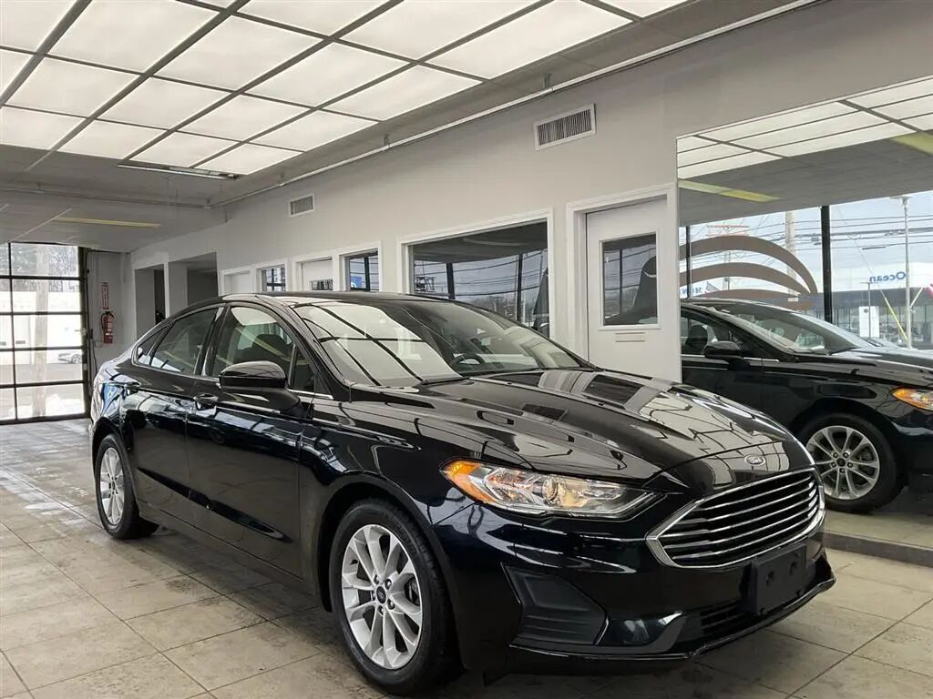 2020 Ford Fusion SE — photo 1 of 13
