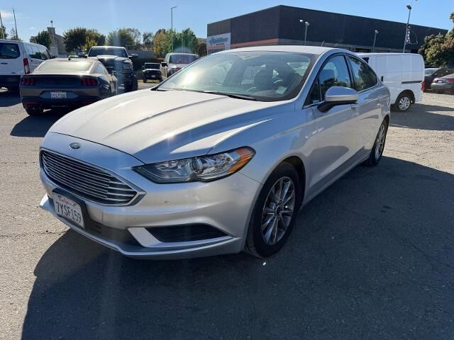 2017 Ford Fusion SE — photo 1 of 24
