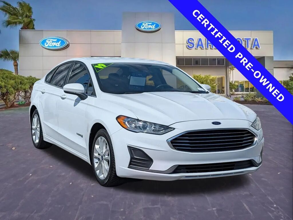 2019 Ford Fusion Hybrid SE — photo 1 of 26