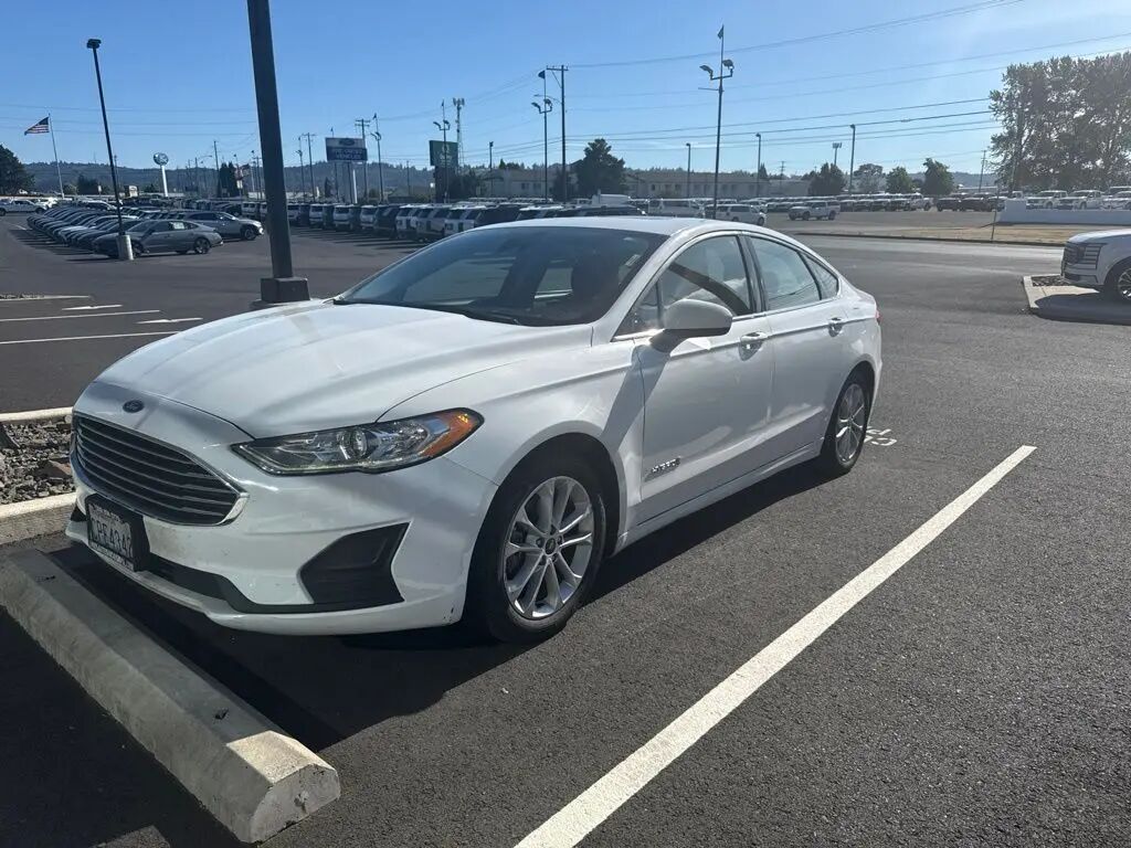 2019 Ford Fusion Hybrid SE — photo 1 of 13