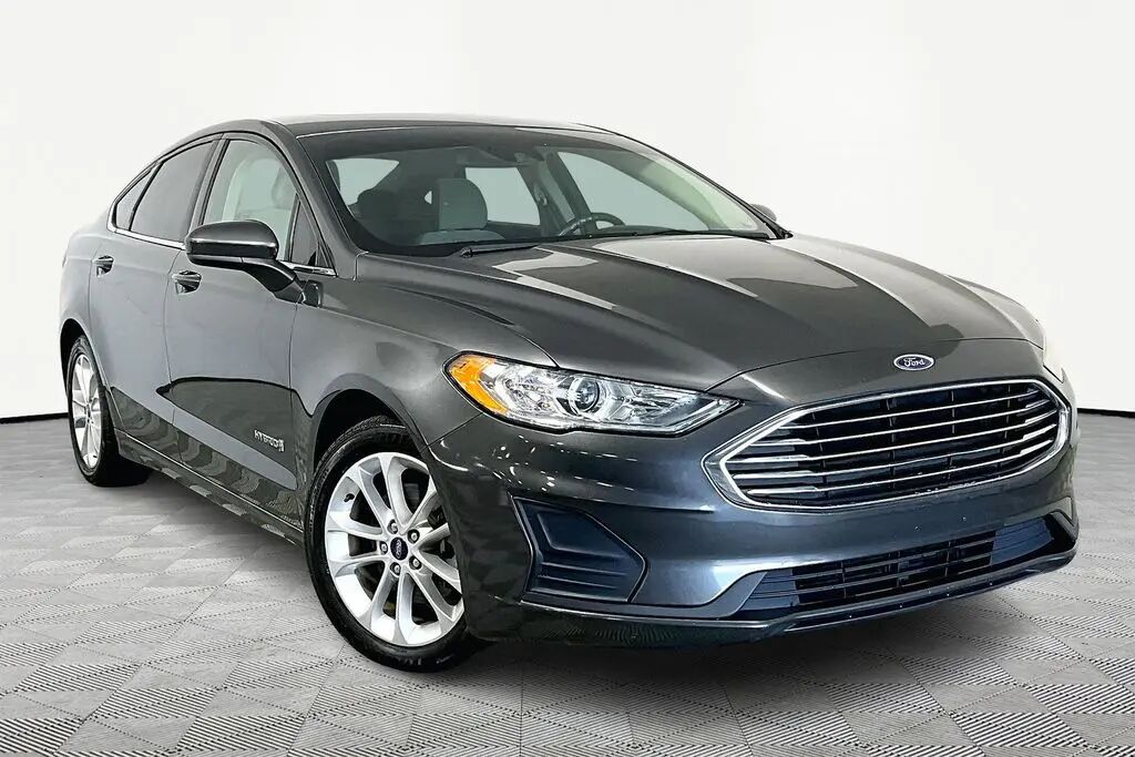 2019 Ford Fusion Hybrid SE — photo 1 of 13