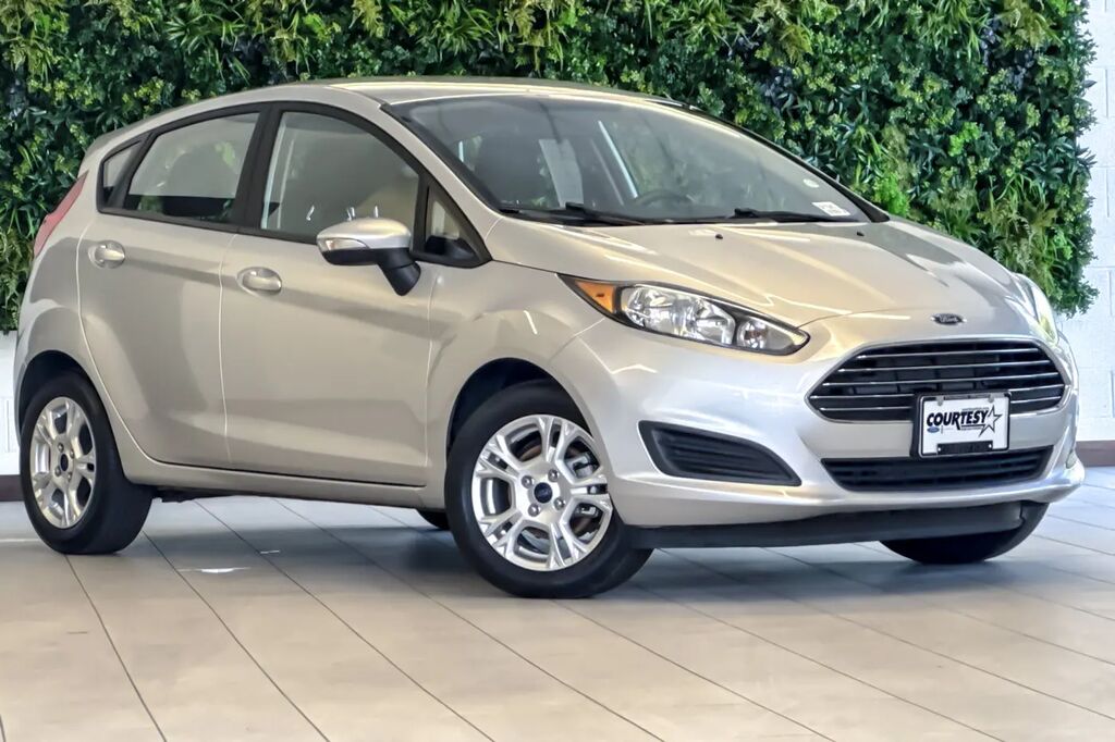 2016 Ford Fiesta SE — photo 1 of 13