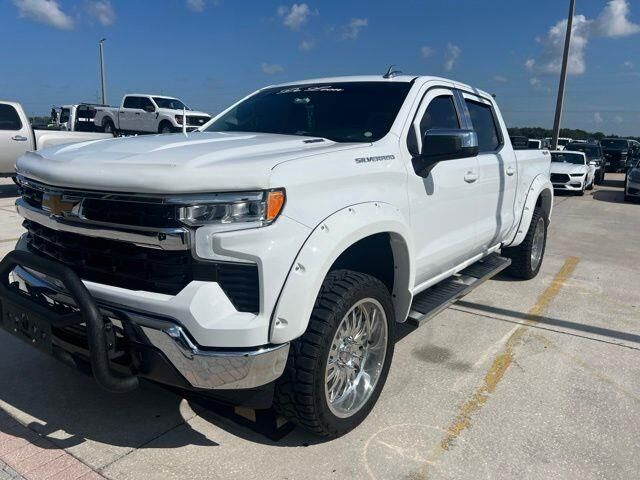 2025 Chevrolet Silverado 1500 LT — photo 1 of 13