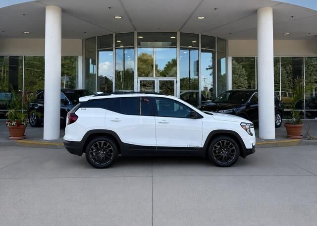 2024 GMC Terrain SLE — photo 1 of 40