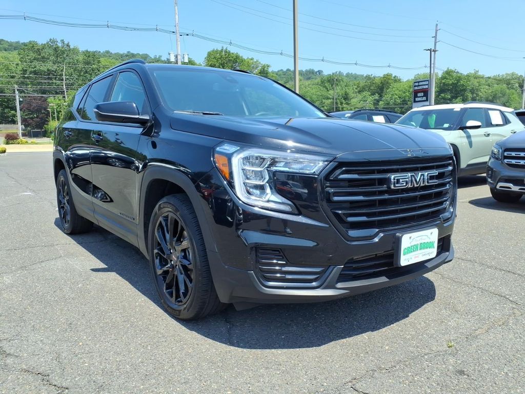 2023 GMC Terrain SLE — photo 1 of 13