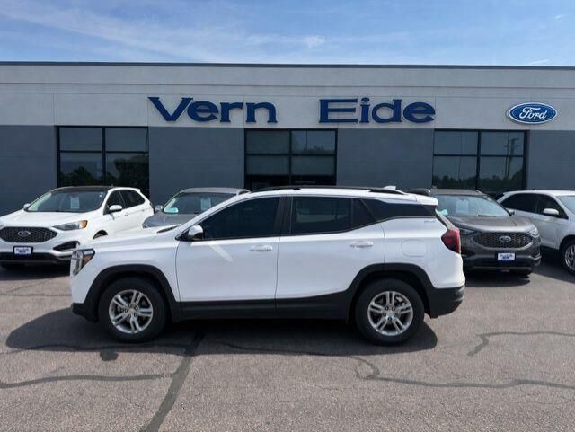 2022 GMC Terrain SLE — photo 1 of 2