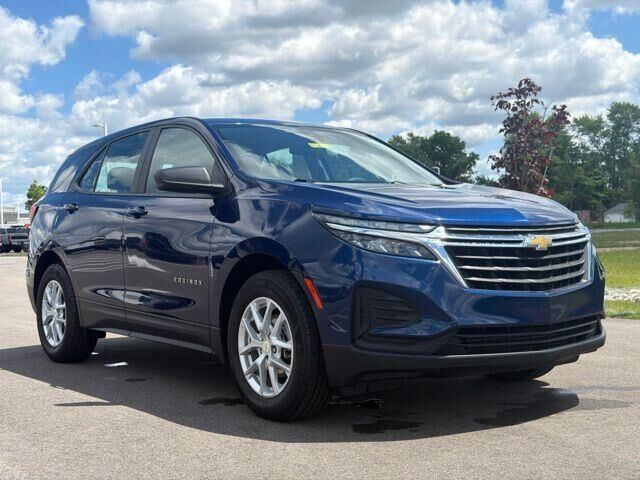 2023 Chevrolet Equinox LS — photo 1 of 26