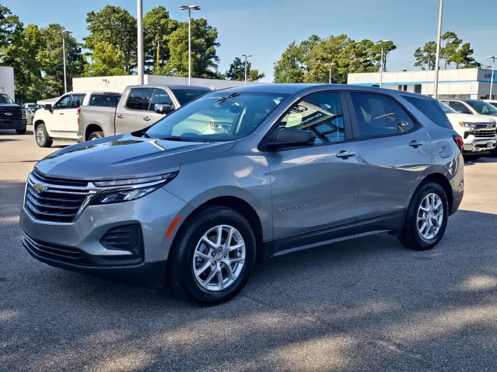 2023 Chevrolet Equinox LS — photo 1 of 13