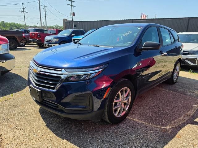 2023 Chevrolet Equinox LS — photo 1 of 35