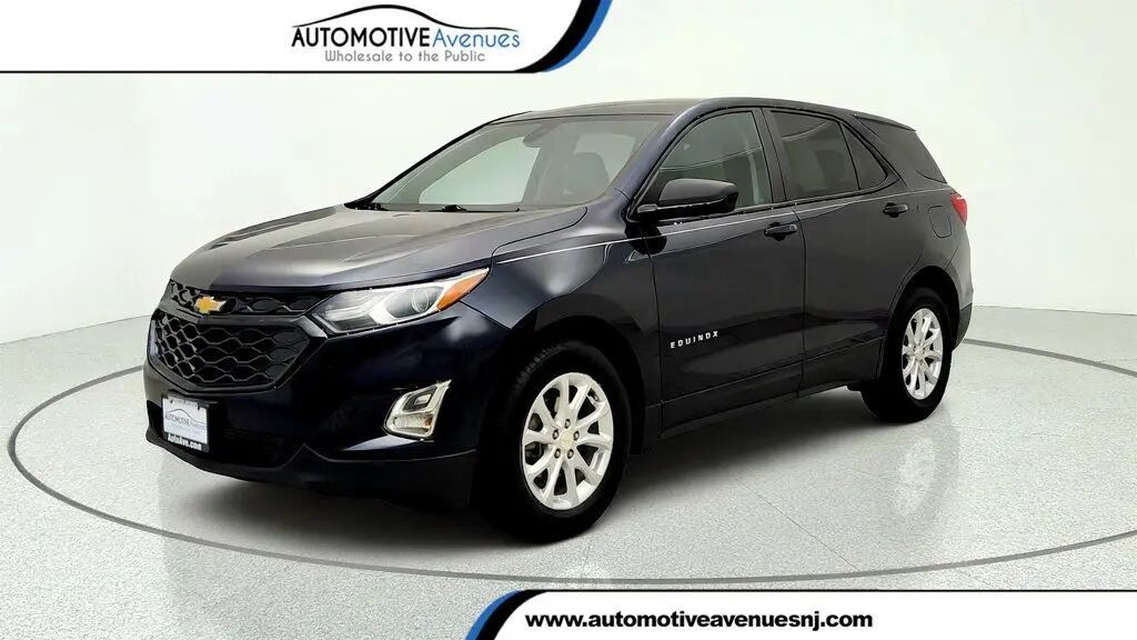 2020 Chevrolet Equinox LS — photo 1 of 39