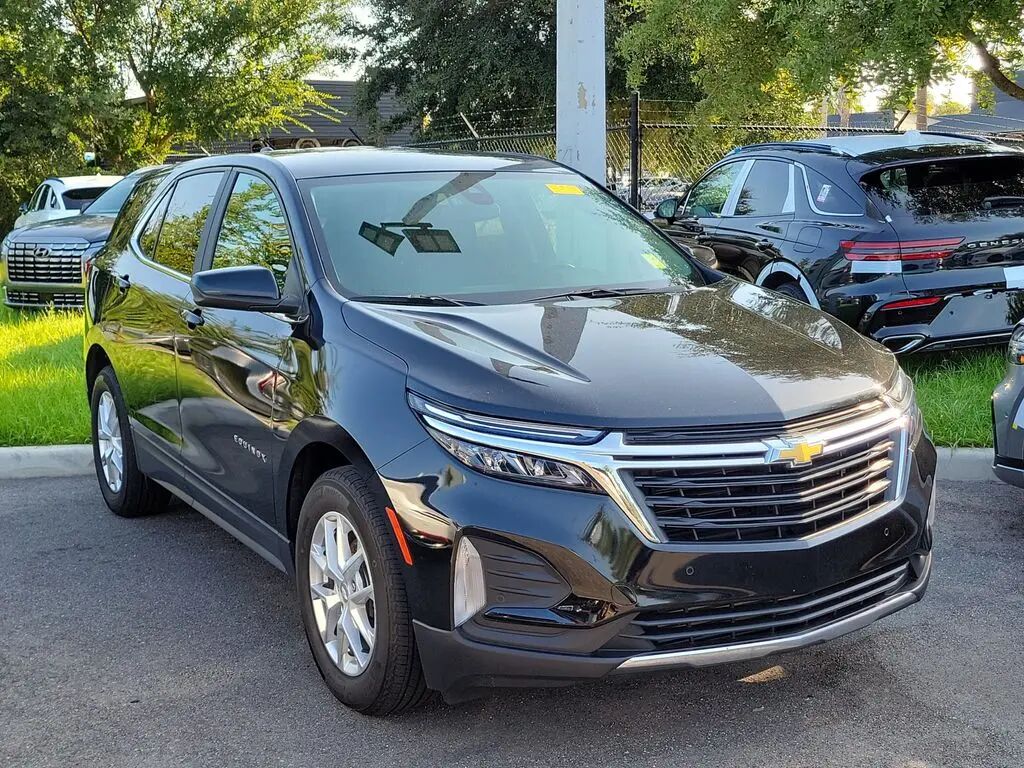 2022 Chevrolet Equinox LT — photo 1 of 10