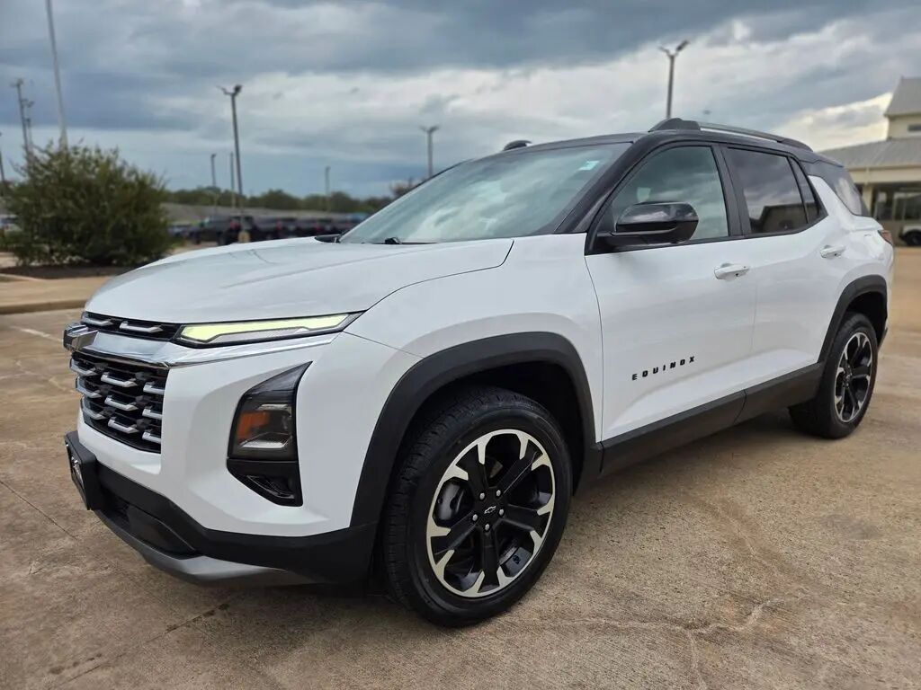 2025 Chevrolet Equinox LT — photo 1 of 13
