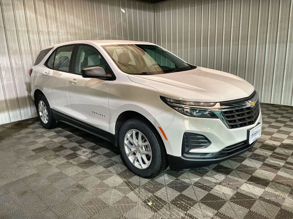 2024 Chevrolet Equinox LS — photo 1 of 7
