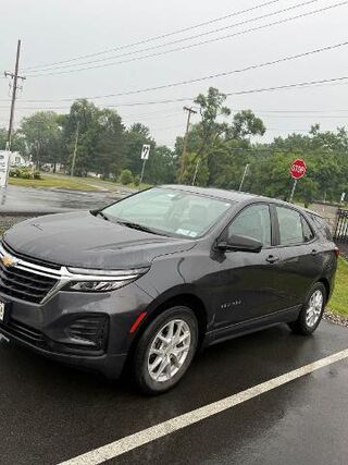2022 Chevrolet Equinox LS — photo 1 of 30