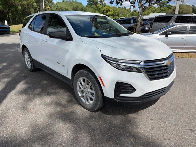 2022 Chevrolet Equinox LS — photo 1 of 4