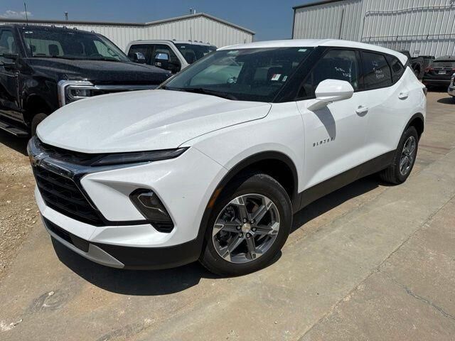 2025 Chevrolet Blazer LT — photo 1 of 39