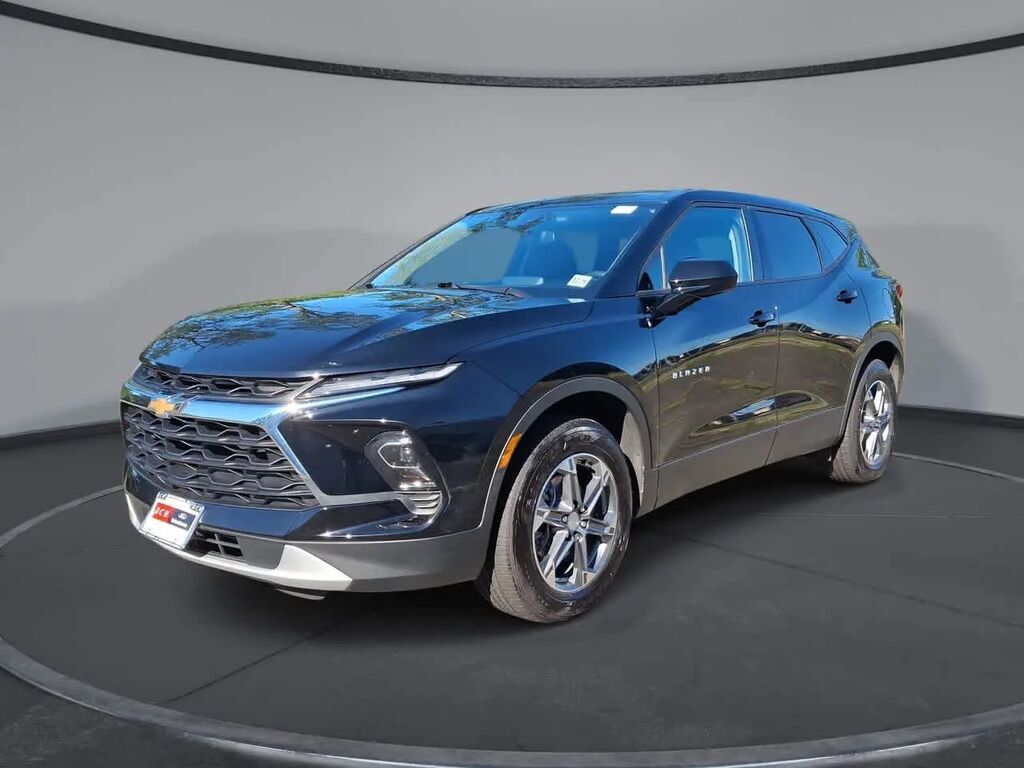 2025 Chevrolet Blazer LT — photo 1 of 13