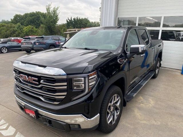 2022 GMC Sierra 1500 SLT — photo 1 of 2