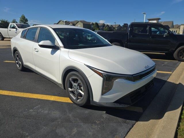 2025 Kia K4 LXS — photo 1 of 4