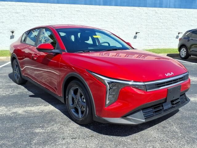 2025 Kia K4 LXS — photo 1 of 13