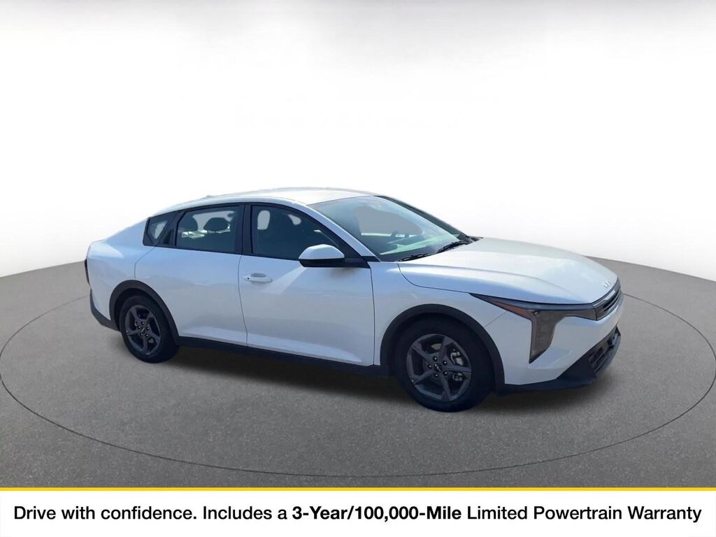 2025 Kia K4 LXS — photo 1 of 11