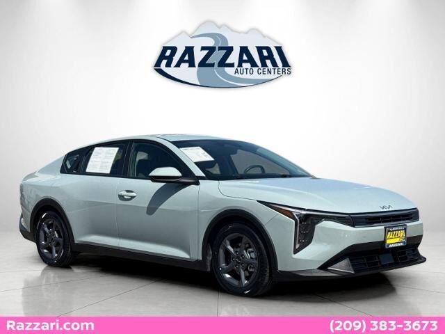 2025 Kia K4 LXS — photo 1 of 14
