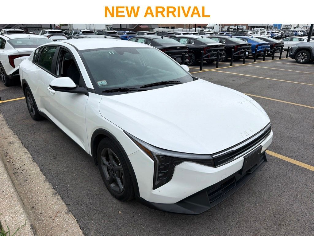2025 Kia K4 LXS — photo 1 of 13