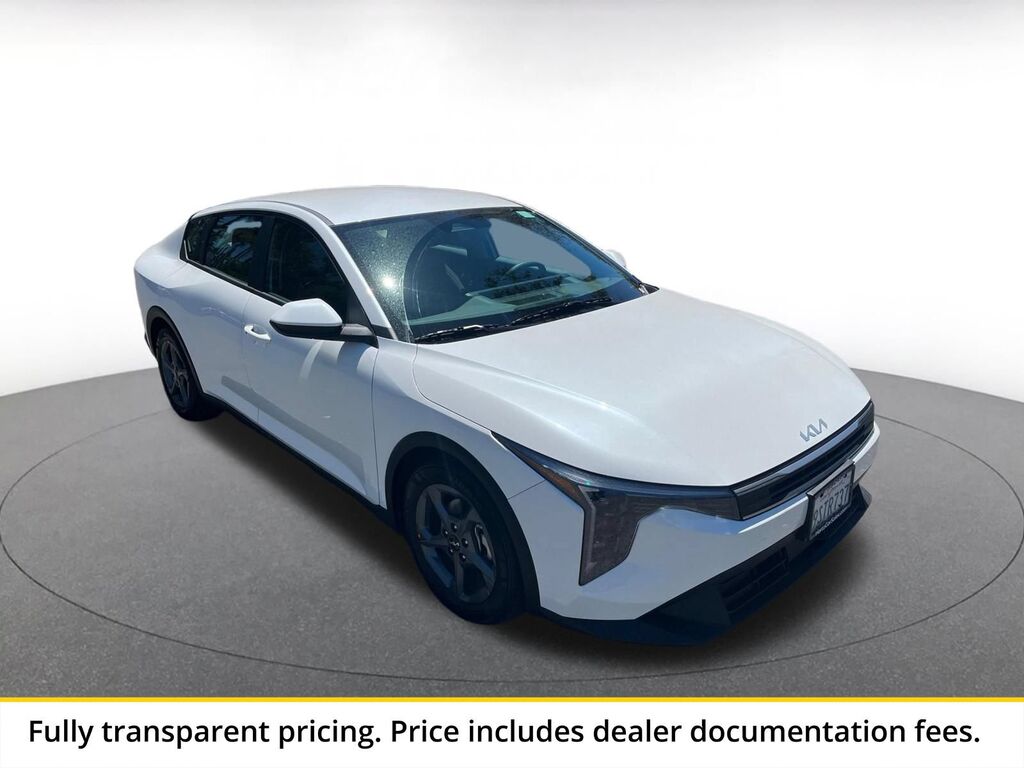 2025 Kia K4 LXS — photo 1 of 13