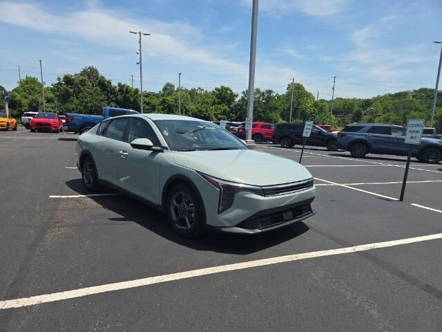 2025 Kia K4 LXS — photo 1 of 13