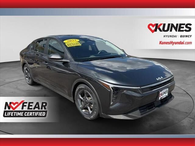 2025 Kia K4 LXS — photo 1 of 13