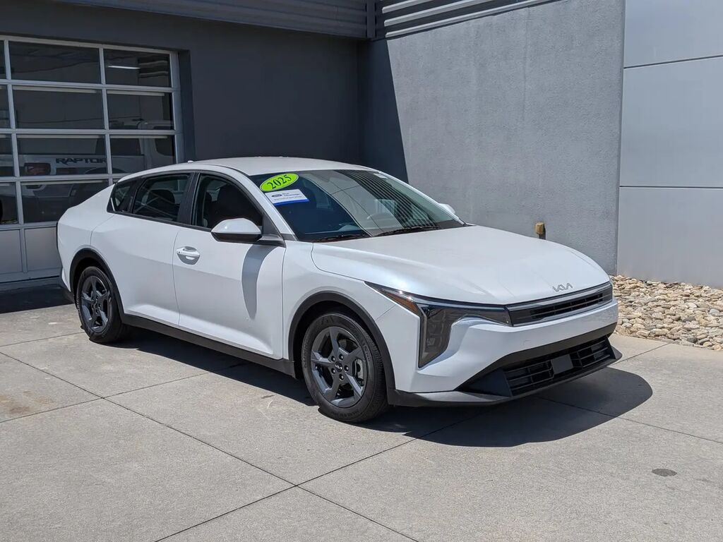 2025 Kia K4 LXS — photo 1 of 14