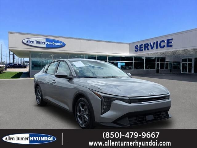 2025 Kia K4 LXS — photo 1 of 13