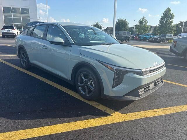 2025 Kia K4 LXS — photo 1 of 6
