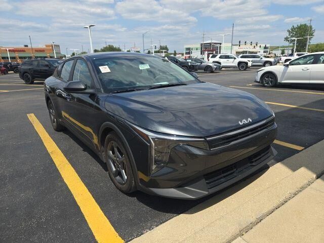 2025 Kia K4 LXS — photo 1 of 13