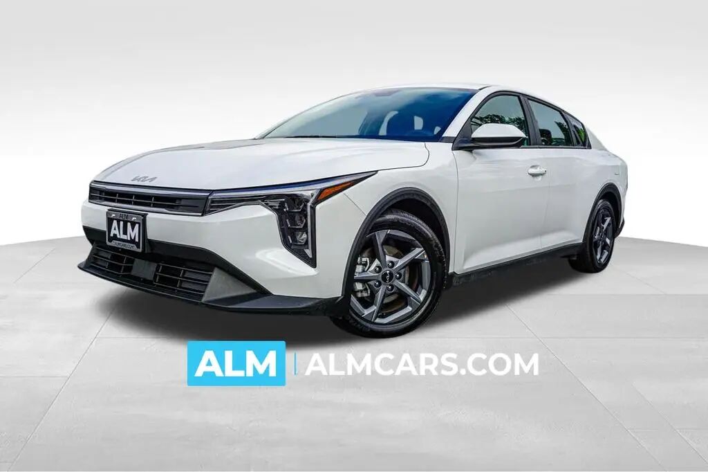 2025 Kia K4 LXS — photo 1 of 11