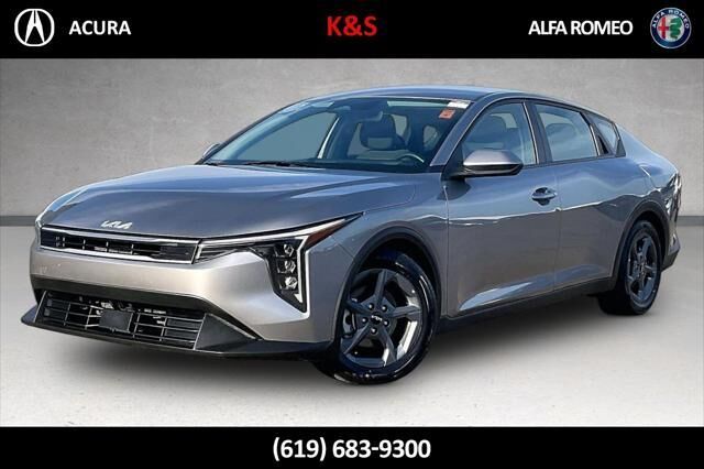 2025 Kia K4 LXS — photo 1 of 13