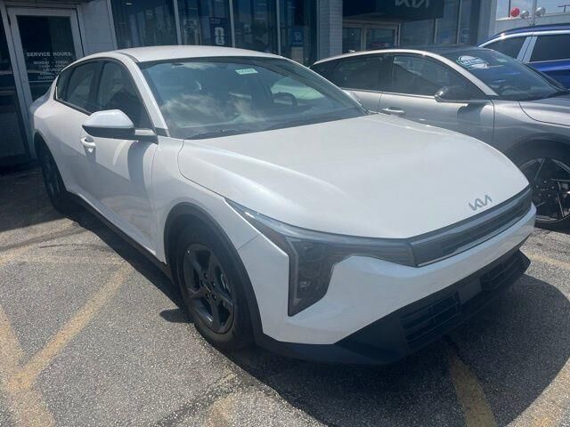 2025 Kia K4 LXS — photo 1 of 8