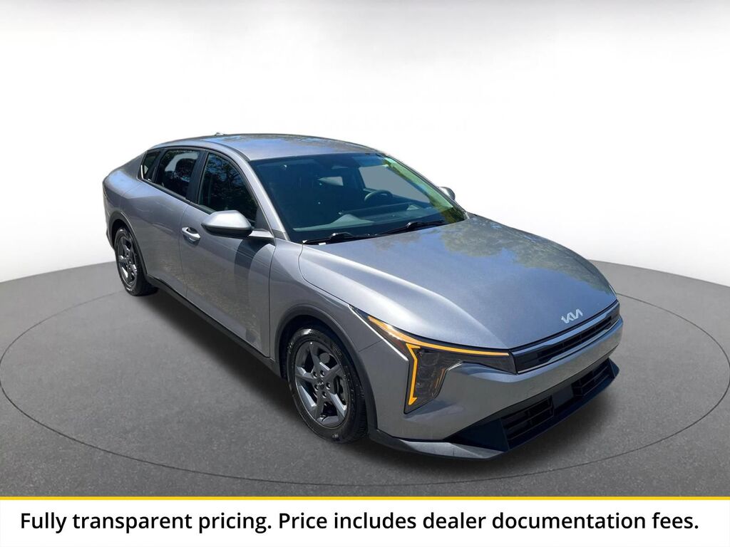 2025 Kia K4 LXS — photo 1 of 13