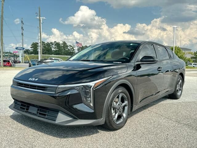 2025 Kia K4 LXS — photo 1 of 13