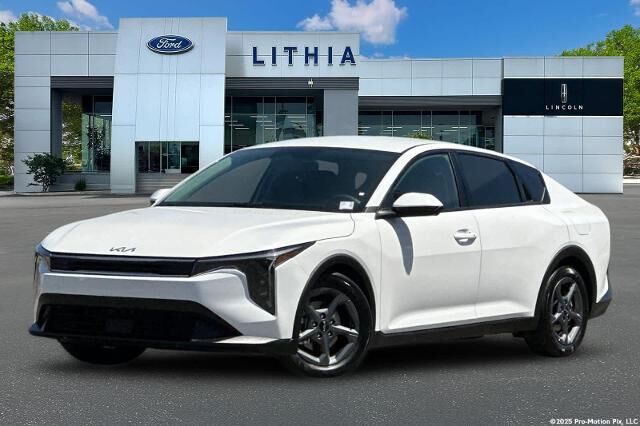 2025 Kia K4 LXS — photo 1 of 13