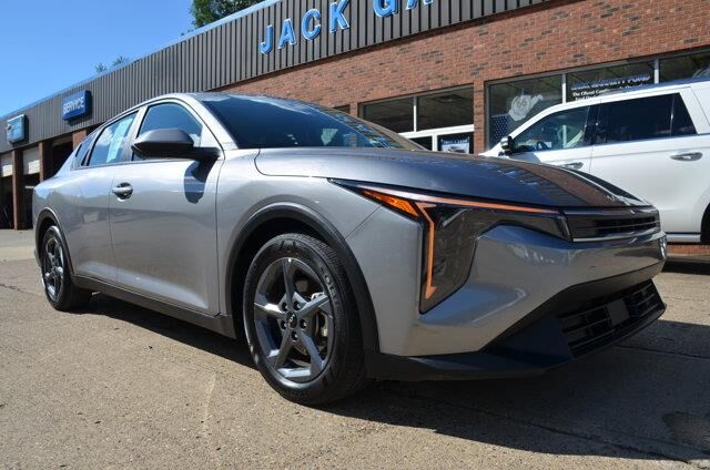 2025 Kia K4 LXS — photo 1 of 13