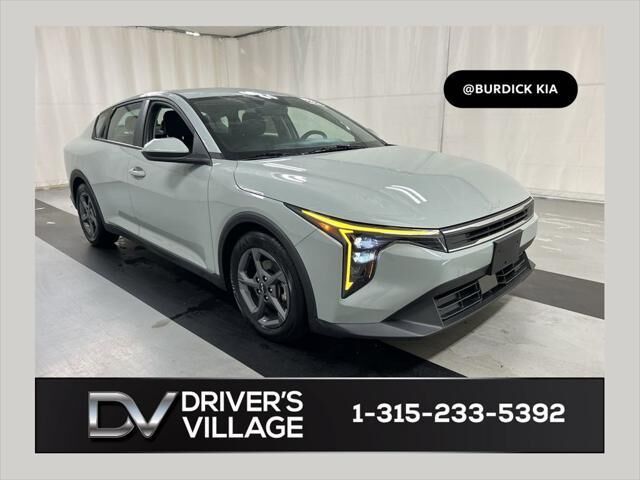 2025 Kia K4 LXS — photo 1 of 13