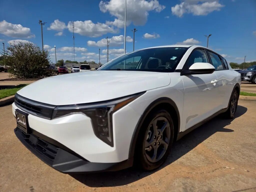 2025 Kia K4 LXS — photo 1 of 13